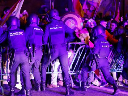 Agentes de la Policía Nacional intervienen durante la concentración de este lunes frente a la sede del PSOE en la calle Ferraz, en Madrid.