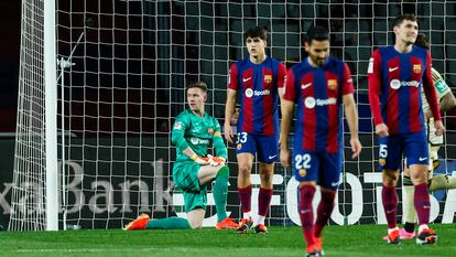 Ter Stegen, Curbasí, Gündogan y Christensen, tras un gol del Granada en Montjuïc.