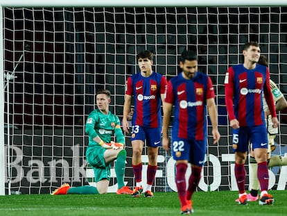 Ter Stegen, Curbasí, Gündogan y Christensen, tras un gol del Granada en Montjuïc.