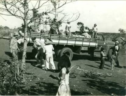 Indígenas avá-guarani mudam a aldeia Ocoy após inatalação da usina de Itaipu na década de 1980