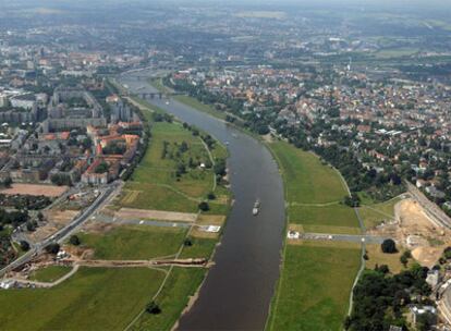 Vista aérea de las obras de construcción de un puente sobre el río Elba en Dresde (Alemania)