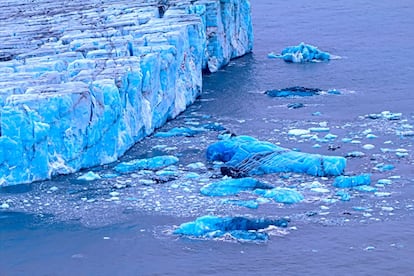 Frío, tormentas y lluvia: un tiempo <i>perfecto</i> para unas vacaciones de verano es lo que ofrece este archipiélago situado al sur de abruptas montañas en el mar de Barents. Para llegar a la tercera reserva natural más grande de Europa, con sus glaciares y su extraordinaria fauna, lo más sencillo es cruzar en barco el océano Ártico. En invierno del 2018, el principal asentamiento de la zona, Belushya Gubá, fue noticia por una invasión de osos polares.