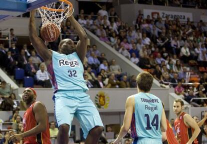 Jawai se cuelga del aro ante el CAI Zaragoza.