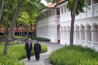 Donald J. Trump y Kim Jong-un, hablan durante un paseo por los jardines del hotel Capella en la isla de Sentosa (Singapur).