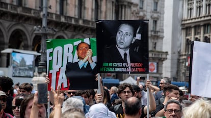 Partidarios de Silvio Berlusconi exhiben carteles con su imagen durante el funeral de Estado por su muerte, el 14 de junio de 2023 en Milán.