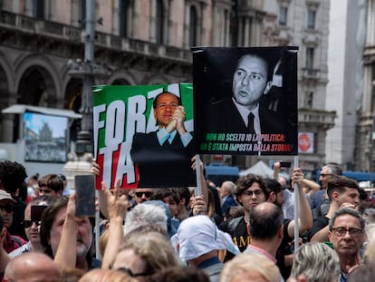 Partidarios de Silvio Berlusconi exhiben carteles con su imagen durante el funeral de Estado por su muerte, el 14 de junio de 2023 en Milán.