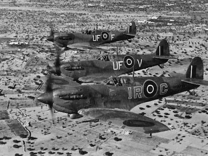 Tres Spitfire de la RAF patrullan cerca de la isla de Yerba (Túnez) en 1943.