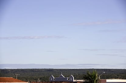 Foto aérea mostra a igreja de Alagoinha do Piauí, município do semiárido nordestino com o maior número de analfabetos do país.