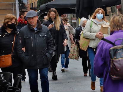 Algunos ciudadanos mantienen la mascarilla incluso en exteriores en Terrassa (Barcelona), el viernes.