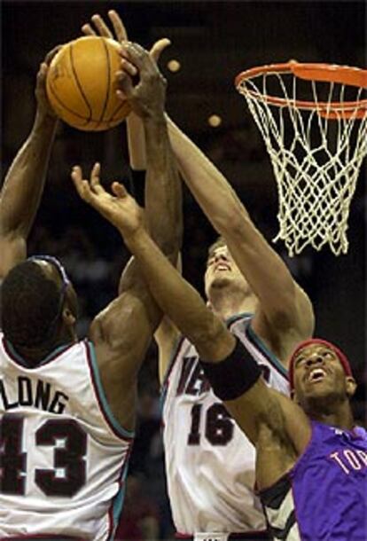 gasol intenta capturar un rebote.