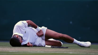 Djokovic se duele sobre el césped tras sufrir una caída durante el partido contra Cobolli.