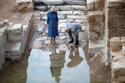 El hijo de la reina Isabel II y su esposa visitaron también el yacimiento arqueológico de Al-Maghtas, situado a orillas del río Jordán, lugar bautismal de Jesucristo según indica la tradición cristiana.