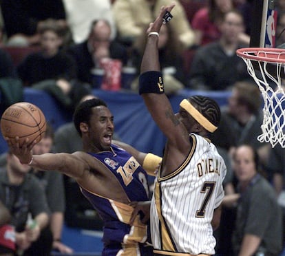 Partido del "All Star" celebrado en Filadelfia, Conferencia Oeste 135-Conferencia Este 120. En la imagen Kobe Bryant (i), del Oeste y Jermaine O'Neal, del Este, en un momento del partido, el 10 de febrero de 2002.