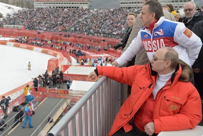 Putin (de vermelho) durante os Jogos de Sochi 2014.