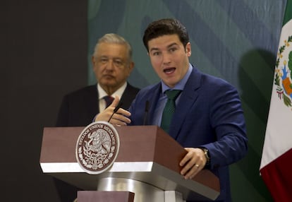 Andrés Manuel López Obrador detrás de Samuel García durante una conferencia matutina en Nuevo León, en mayo de 2022.