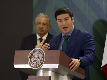 Andrés Manuel López Obrador detrás de Samuel García durante una conferencia matutina en Nuevo León, en mayo de 2022.