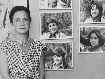 Marta Ferrussola ante retratos de sus hijos en 1987.