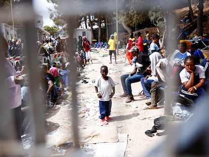 Un niño en el centro de llegada de migrantes en la isla italiana de Lampedusa, el 16 de septiembre.