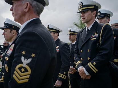 Miembros del ejercito estadounidense durante una ceremonia de inauguración de un nuevo monumento a los soldados de la Navy.