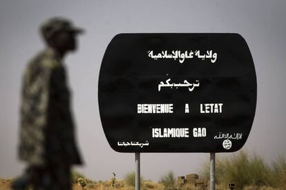 Una pancarta da la bienvenida al Estado Islámico en Gao (Malí), en 2013.
