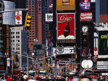 Luces, anuncios y rascacielos en Times Square, el distrito de los teatros atravesado por Broadway.