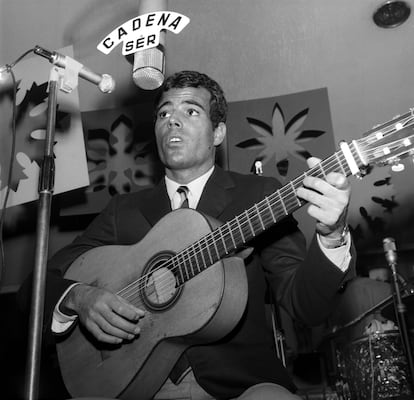 Julio Iglesias en 1968 durante un recital que ofreció en los estudios de Radio Madrid de la Cadena Ser. 