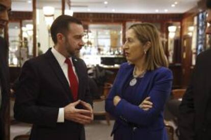 La ministra española de Fomento, Ana Pastor (d), y el ministro de Relaciones Exteriores de Panamá, Francisco Álvarez de Soto (i), conversan en un hotel de Madrid donde el presidente de Extremadura, José Antonio Monago, ha participado en un desayuno informativo.