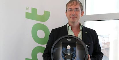 Colin Angle, fundador y CEO de iRobot, con una Roomba.