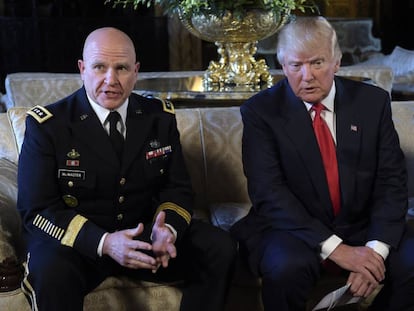 Donald Trump i H.R. McMaster, a la seva esquerra, dilluns a Florida.