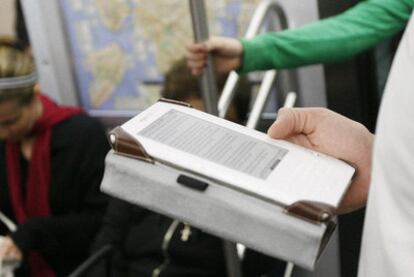 Un lector de un libro digital en el metro de Nueva York.