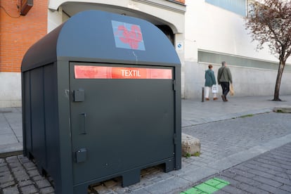 Contenedor municipal para recoger ropa usada instalado recientemente en el centro de Madrid.  