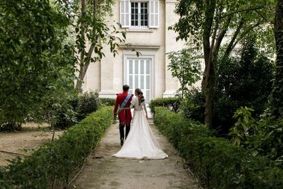 Los novios pasearon por los jardines de Liria, de más de 20.000 metros cuadrados y creados a principios del siglo XX en estilo francés. En la instantánea, se aprecian los detalles de la larga cola y de la espalda abierta del vestido de la novia.