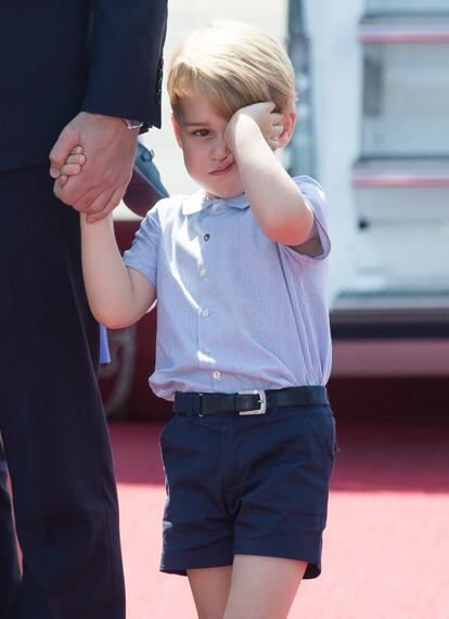 Las horas de vuelo y el trajín del viaje, primero a Polonia y ahora a Alemania, pasan factura al príncipe Jorge, de 3 años, que mostró signos de cansancio a su llegada a Berlín.