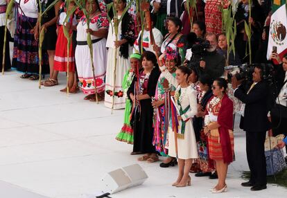 La primera presidente de México saluda a simpatizantes tras la entrega del bastón de mando, este martes en el Zócalo capitalino. 