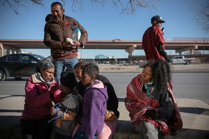 Leldi, migrante venezolana de 34 años, se encuentra con su familia afuera de un refugio temporal en Ciudad Juárez, Chihuahua.