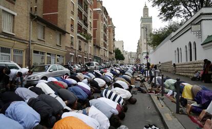 Decenas de musulmanes rezan en el exterior de la Gran Mezquita de París.