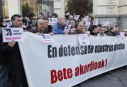 Un grupo de trabajadores del metro protesta ayer frente a las Juntas Generales de Bizkaia.