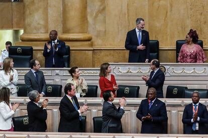 El Rey durante su visita a la Asamblea Nacional de Angola, este miércoles.