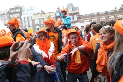 Bailes y risas para celebrar la coronación del rey Guillermo de Holanda, en una calle de Ámsterdam.