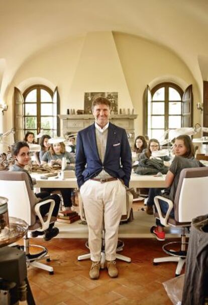 Brunello Cucinelli, fotografiado para ICON el pasado abril en un aula de Solomeo, en el corazón de Italia, con las alumnas de su escuela de costura