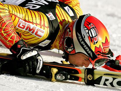Thomas Grandi besa la nieve en la meta de Alta Badia tras acabar la segunda manga y ganar.