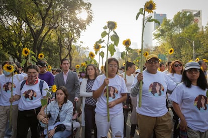 Manifestantes contra la presencia de la Guardia Nacional en el metro