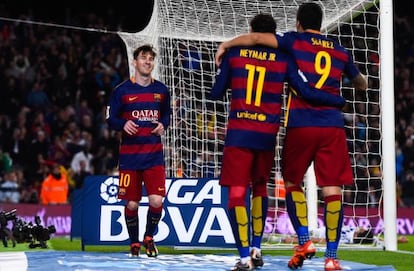 Messi celebra amb Neymar i Luis Suárez el seu gol contra la Reial.