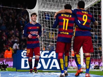 Messi celebra amb Neymar i Luis Suárez el seu gol contra la Reial.