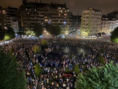 Aficionados del Real Oviedo, celebrando el ascenso a Primera División.