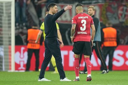 Xabi Alonso saluda Piero Hincapie tras el partido.