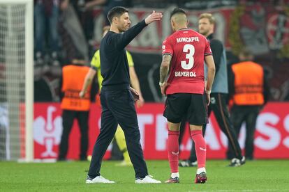 Xabi Alonso saluda  Piero Hincapie tras el partido.