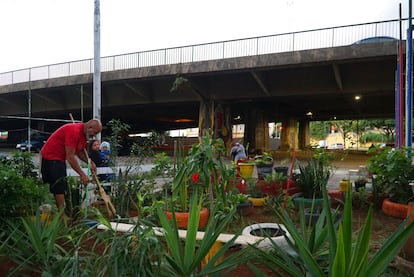 Un huerto urbano en el barrio Bixiga.