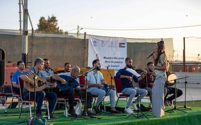 La ‘mezzo’ Mirna Kassis canta y dirige a los músicos refugiados sirios del campamento de Zaatari, el pasado sábado.
