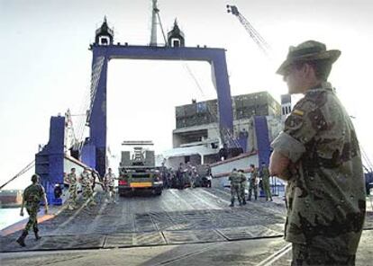 Embarque de material con destino a Irak en el buque <i>Carmen B,</i> atracado en Valencia, en la tarde de ayer.
